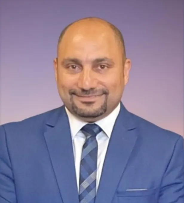 صورة شخصية للدكتور محمد متولي الخطيب، خبير اقتصادي ومساعد عميد كلية الدراسات الاقتصادية والعلوم السياسية، يرتدي بدلة رسمية